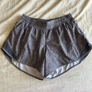 Lululemon Hotty Hot II Low-Rise Lined 4"  Shorts Sz 6 Grey Heather Lux